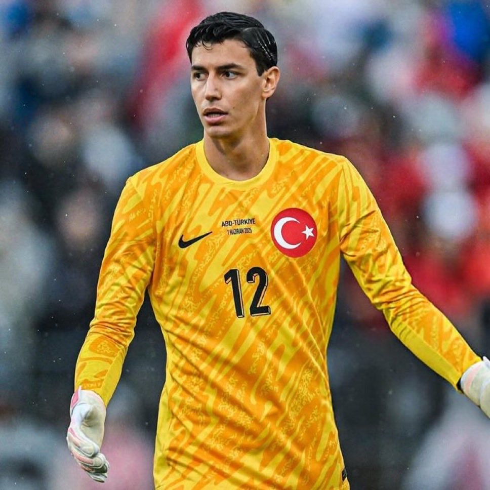 SahaKarnesi's tweet photo. A Milli Takım kampını izinsiz terk eden Berke Özer, PFDK'ya sevk edilecek.

Berke Özer'e 2 ay ile 1 yıl arasında müsabakadan men cezası verilmesi bekleniyor. (L'Equipe)

#Berke https://t.co/iyt3ugrbRZ