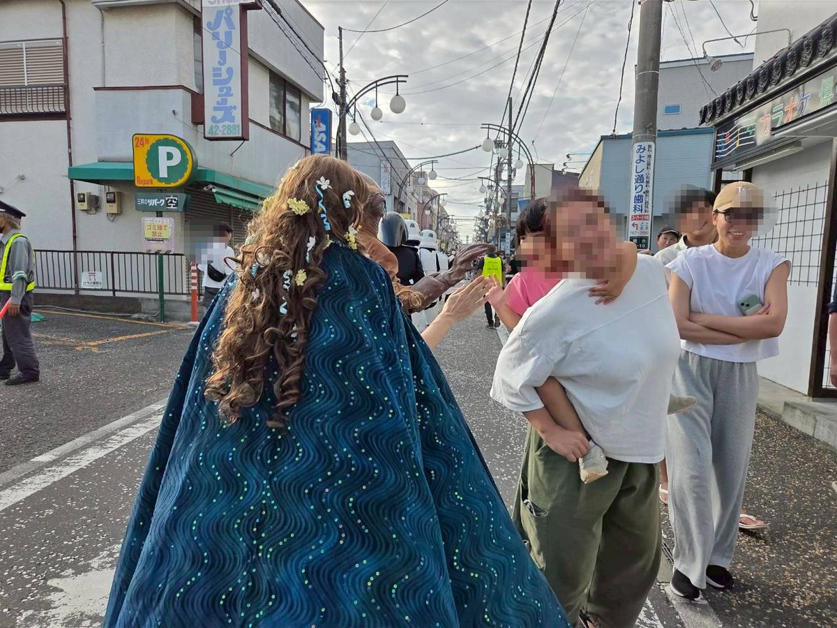 おださがロードフェスタ
初めての参加となりました「おださがロードフェスタ」私たちは5日の日曜日に行われたパレードに参加してきました。商店街には多くの方が集まり、神輿も練り歩くなど、大変にぎやかなお祭りでした。