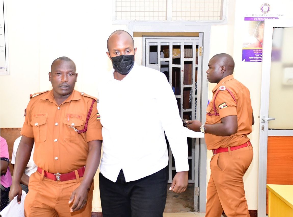 swiftpub's tweet image. ASP Nsiime has been remanded to Luzira for just 3 days until Thursday 16th. This is purely for police PR and justice for sale!
They’ve mobilized the complainant and paid her so on Thursday she’s going to tell court that she’s forgiven the guy hence his release on the same day!