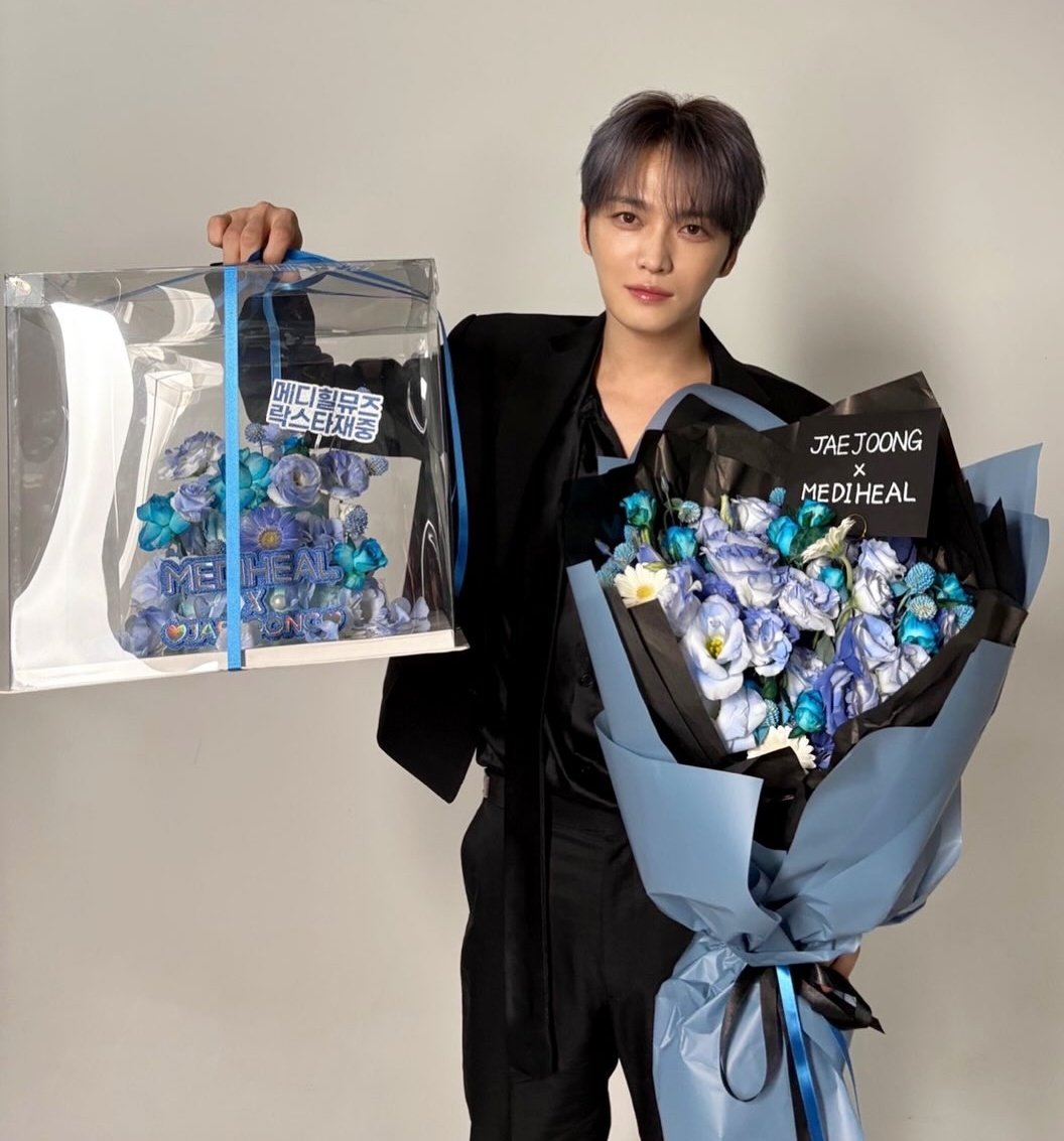 왼쪽 스토리 올라온 날이 메디힐 뮤즈된 날인거 같은데.....༼;´༎ຶ  🫶🏻༎ຶ`༽