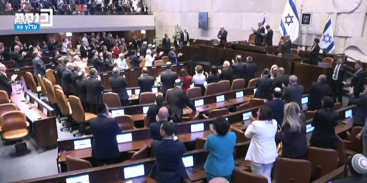 Un verdadero líder es ovacionado de pie, otros son chiflados como Petro.