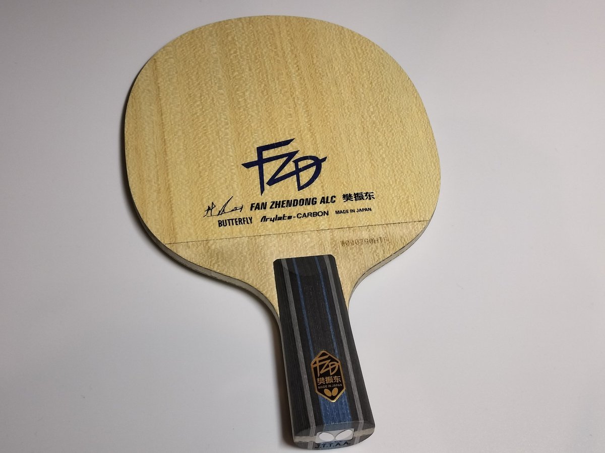 このラケット、イケメンや。
扱えるかは別として、かっこよさだけで使いたくなる。