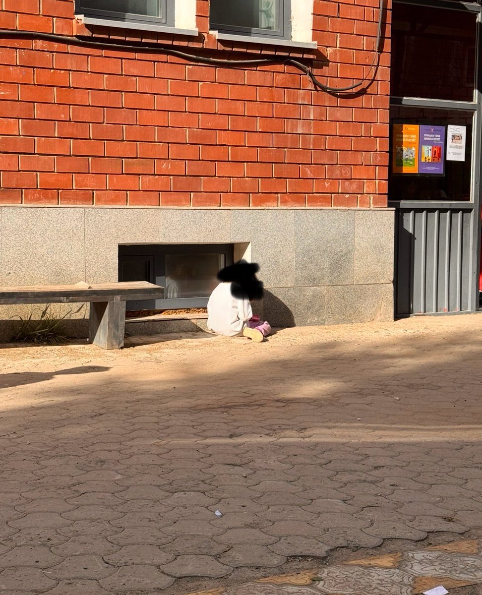 Танилц: Хэн нь эрхтэй, хэн нь эрхгүй юм бэ? 

Тоглоомын талбай дээр суррон, цахилгаан скүүтэрт лай болсон, амьд байх эрхгүй миний мэлхийтэй танилц. Сүүлийн 20 хоног хүүхдийг маань дам байдлаар ингэж bully-длээ:

-би сурронтой явна, чамайг дайрчаа юу
-ээж нь алаа угаадаггүй гичий