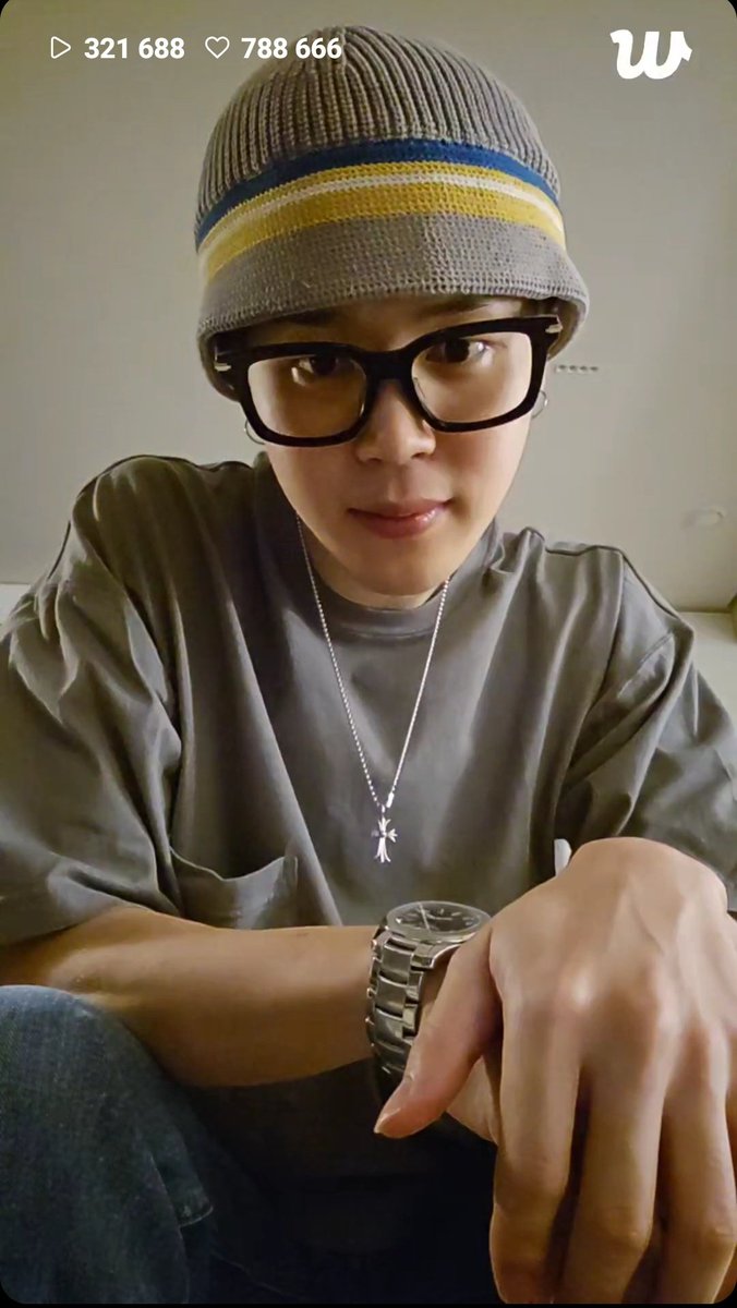 Малышок пришёл на лайв с натянутой по самые очки шапкой
Я конечно сразу подумала, что что-то изменилось в причёске, и видимо не я одна, потому что мои скучные знания корейского позволили понять, что у него тоже про это спросили, и он сказал, что ничего не делал