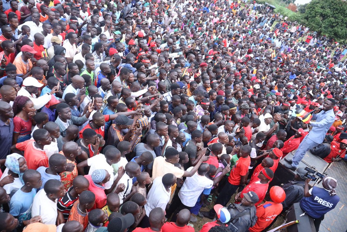 SeraTheActivist's tweet image. I'm calling on all citizens of Butebo to join me in this fight for a better future. Let's work together to build a society that is just, equitable, and prosperous for all. Let's show the world what we're capable of achieving when we work together- @HEBobiwine