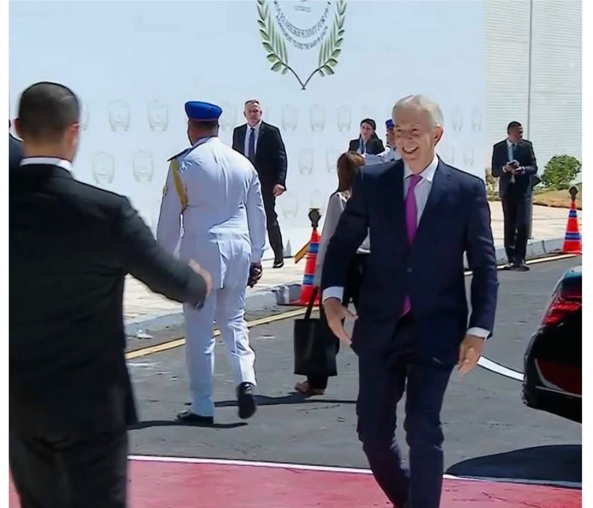 Tony Blair da gelmiş
Biz kendisini Irak’ı işgal etmek için söylediği yalanla hatırlıyoruz