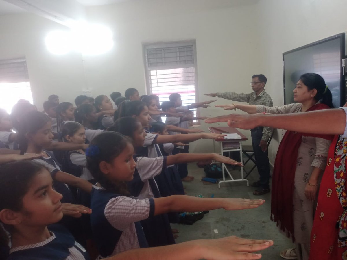 DcpuNavsari's tweet image. આજ રોજ નવસારી જિલ્લાની ૪ શાળાઓમાં બાળ લગ્ન, બાળ સુરક્ષાની વિવિધ યોજનાકીય માહિતી તેમજ નશામુકત ભારત અભિયાન અંતર્ગત પ્રતિજ્ઞા લેવડાવવામાં આવેલ.