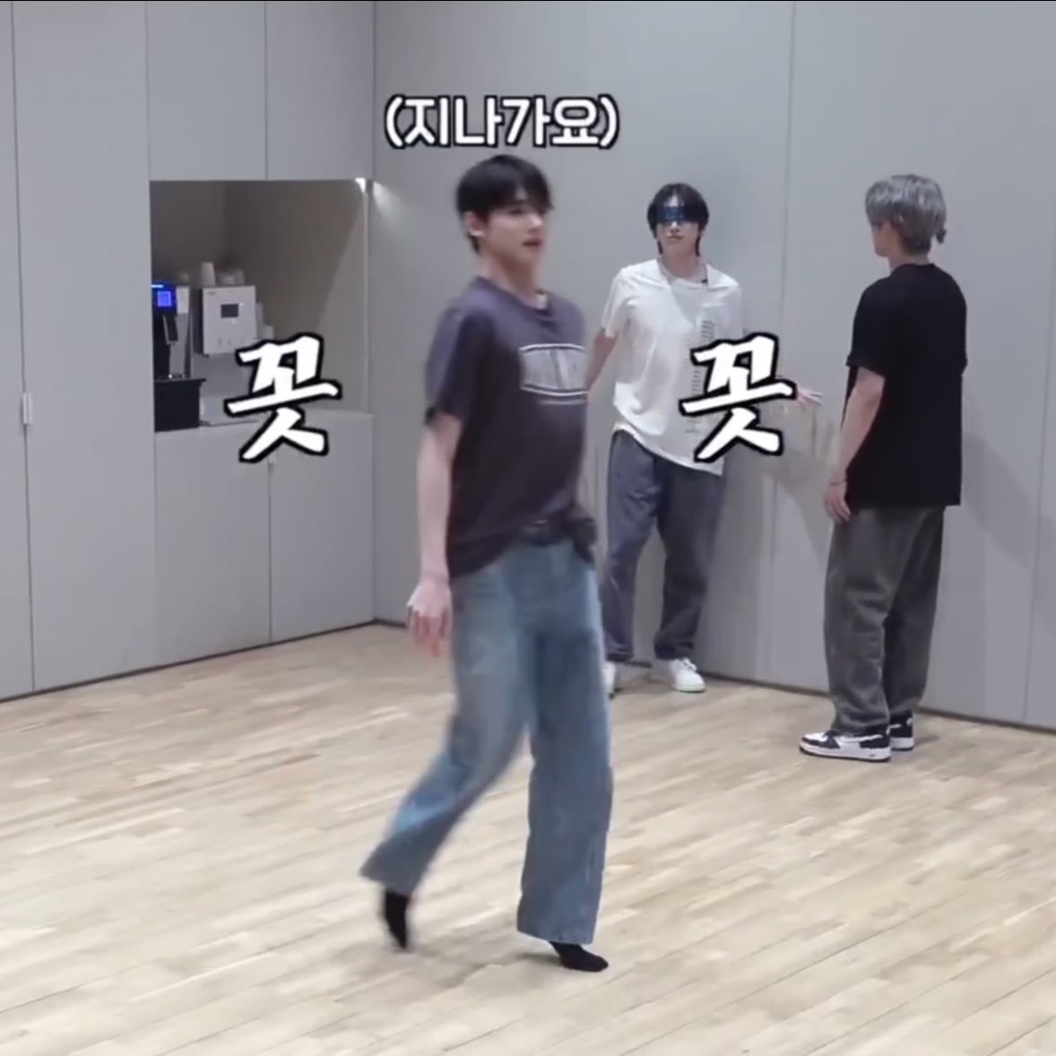 Byodunge's tweet image. 그냥 지나가는 건데 어깨랑 가슴을 왜캐 부풀림
바보뵹아리