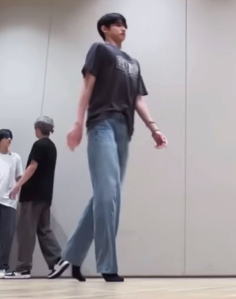 Byodunge's tweet image. 그냥 지나가는 건데 어깨랑 가슴을 왜캐 부풀림
바보뵹아리