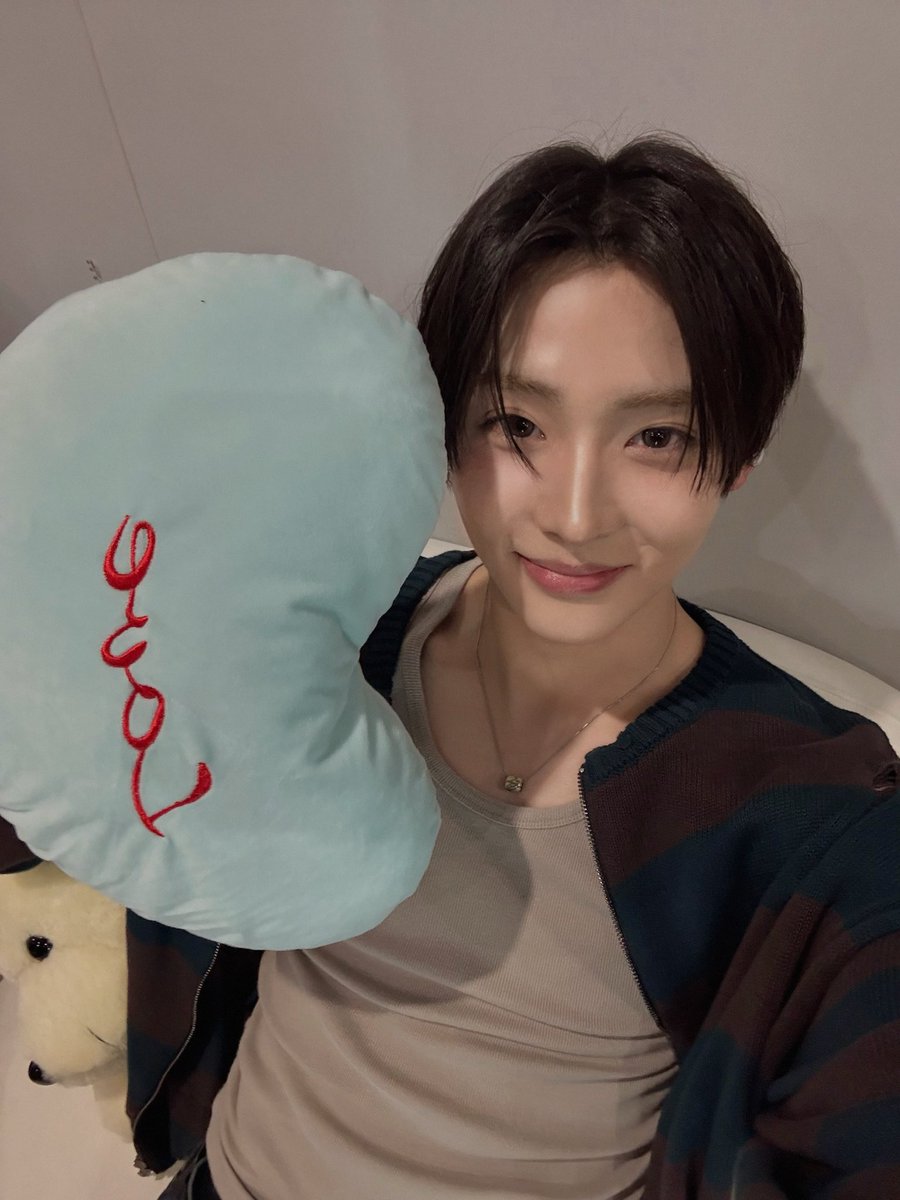 [PHOTO] 251013 | PLUS CHAT

Lee Sangwon - Update (Translation)

Everyone~ thank you so much for enjoying yesterday’s live! We also had so much fun seeing you and interacting with you. I hope you liked our new profiles that were revealed yesterday too 🥺

Thinking about showing