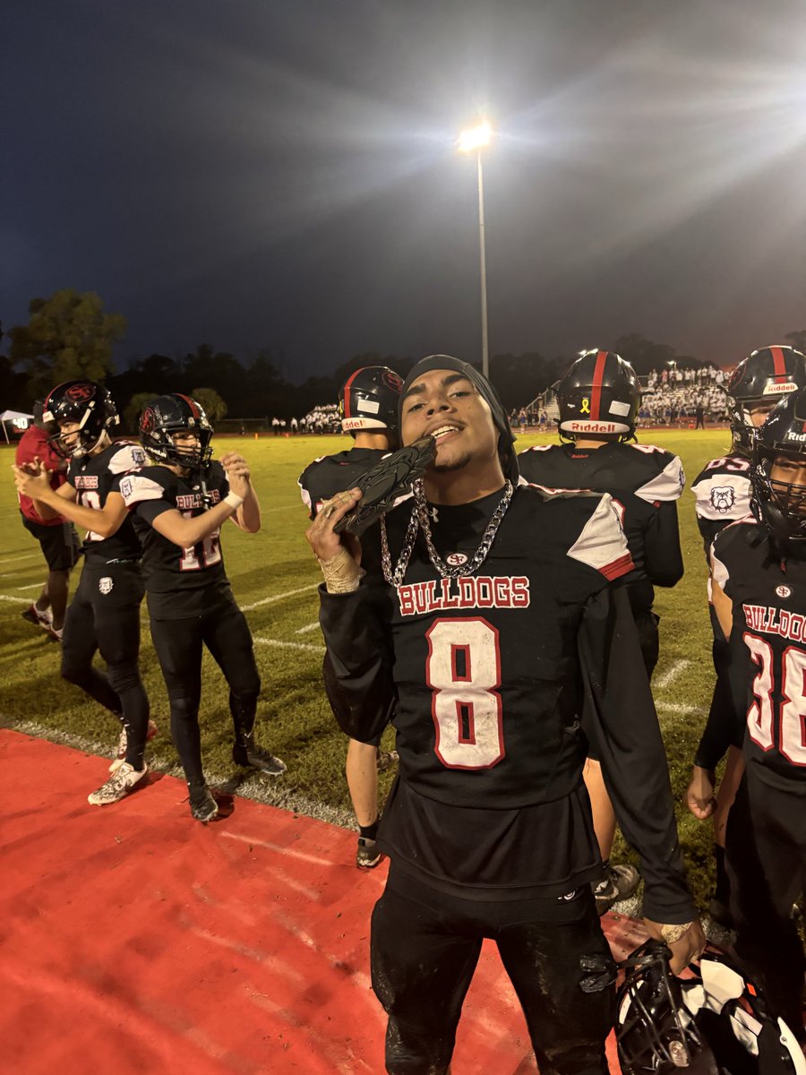 #chaingang from Friday night. <a href="/11kuttt/">Anquan “Wick man” Kerr</a> with the TD chain <a href="/DeonteWright_4/">Tae Wright</a> with a turnover chain Gio with a fumble recovery caused by <a href="/logan7495/">Logan Kemp</a> and Brody naughton with a turnover chain! Stay hungry dawgs and let’s get after it this week