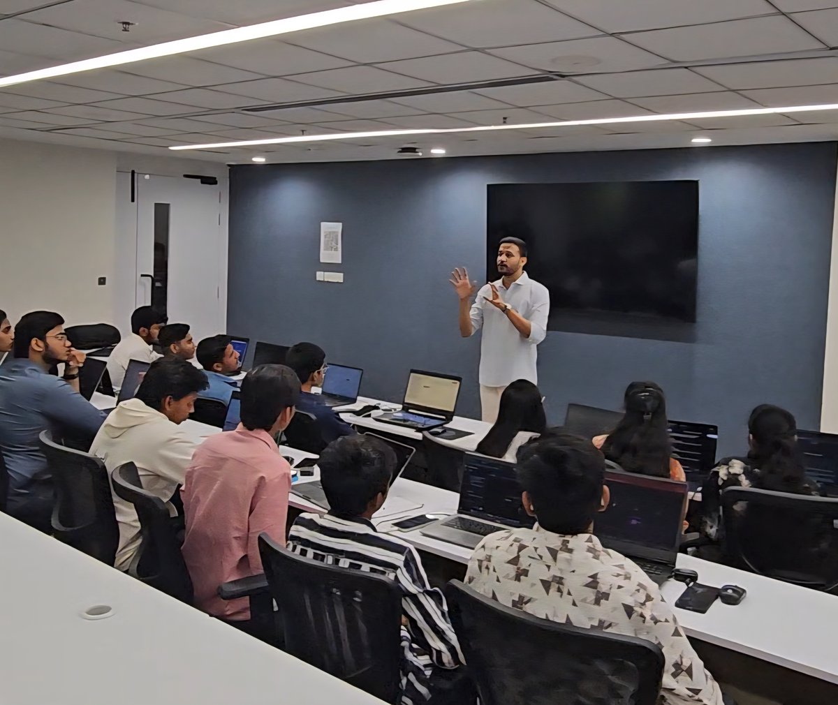 Your college year doesn't matter anymore...💯

I just watched 2nd year students destroy final years at India's biggest GenAI hackathon.