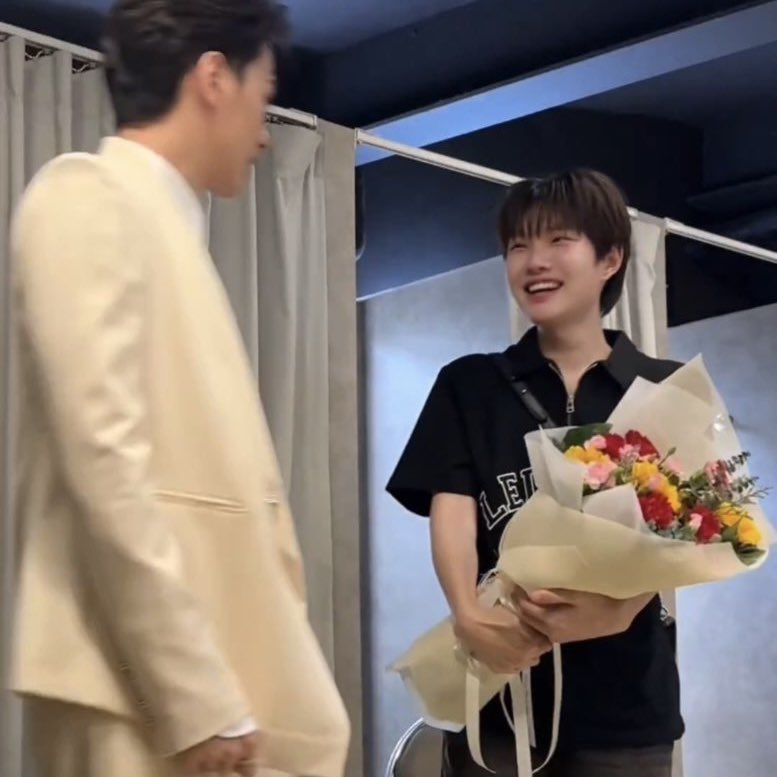mipuxten's tweet image. “ความรักของน้ำปิงเหมือนช่อดอกไม้”
“ดอกไม้มันแห้งแน่นอน มันเหี่ยวเฉาตามกาลเวลา แต่ว่าสิ่งที่มันจะยังคงอยู่คือความรู้สึกของทั้งผู้ให้และผู้รับ ณ โมเมนต์นั้นที่มันจะยังคงอยู่ในใจ แล้วสิ่งนั้นมันทำให้เราสามารถทำอะไรต่อไปได้โดยมีความรักนำทาง”
โคตรจะโรแมนติก 😭
NAMPING WITH CPDINSIDE…