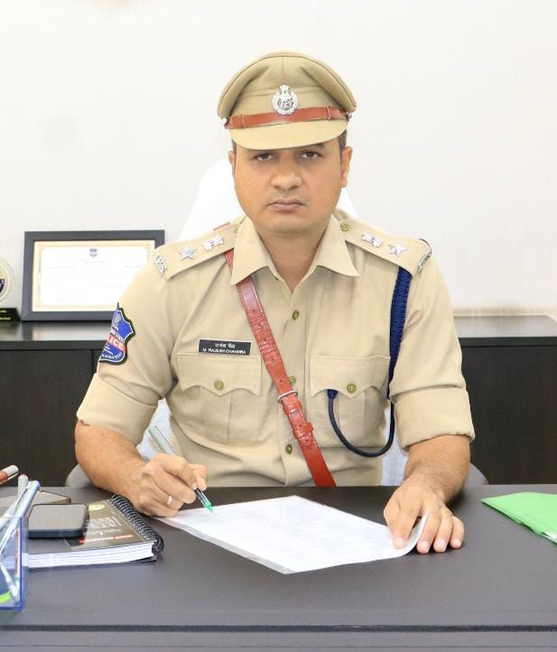 చిన్న నిర్లక్ష్యం… పెద్ద విషాదం కావద్దు
వడ్లు, మక్కలు, జొన్నలు రోడ్లపై ఆరబెట్టకండి.
ఒక చిన్న నిర్లక్ష్యంతో నిండు ప్రాణం కోల్పోతుంది.
పంటలను మీ స్థలాలలో, పంచాయతీలు లేదా రైతు సమితులు కేటాయించిన ప్రదేశాల్లోనే ఆరబెట్టండి. భద్రతే ముందు —జిల్లా ఎస్పీ గారు.
#RoadSafety #SafeDriving