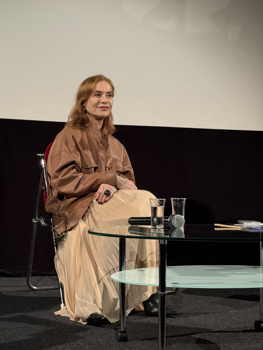 aboutthirdrow's tweet image. 東京日仏学院にて、クロード・シャブロル『主婦マリーがしたこと 4Kレストア版』。上映後は主演のイザベル・ユペールさんを迎えてのトーク。シャブロルはフェミニストなのか？という質問に、フェミニストという言葉は狭義に思える。（両義性や曖昧さをも捉える）ヒューマニストだと思うと答えられた。