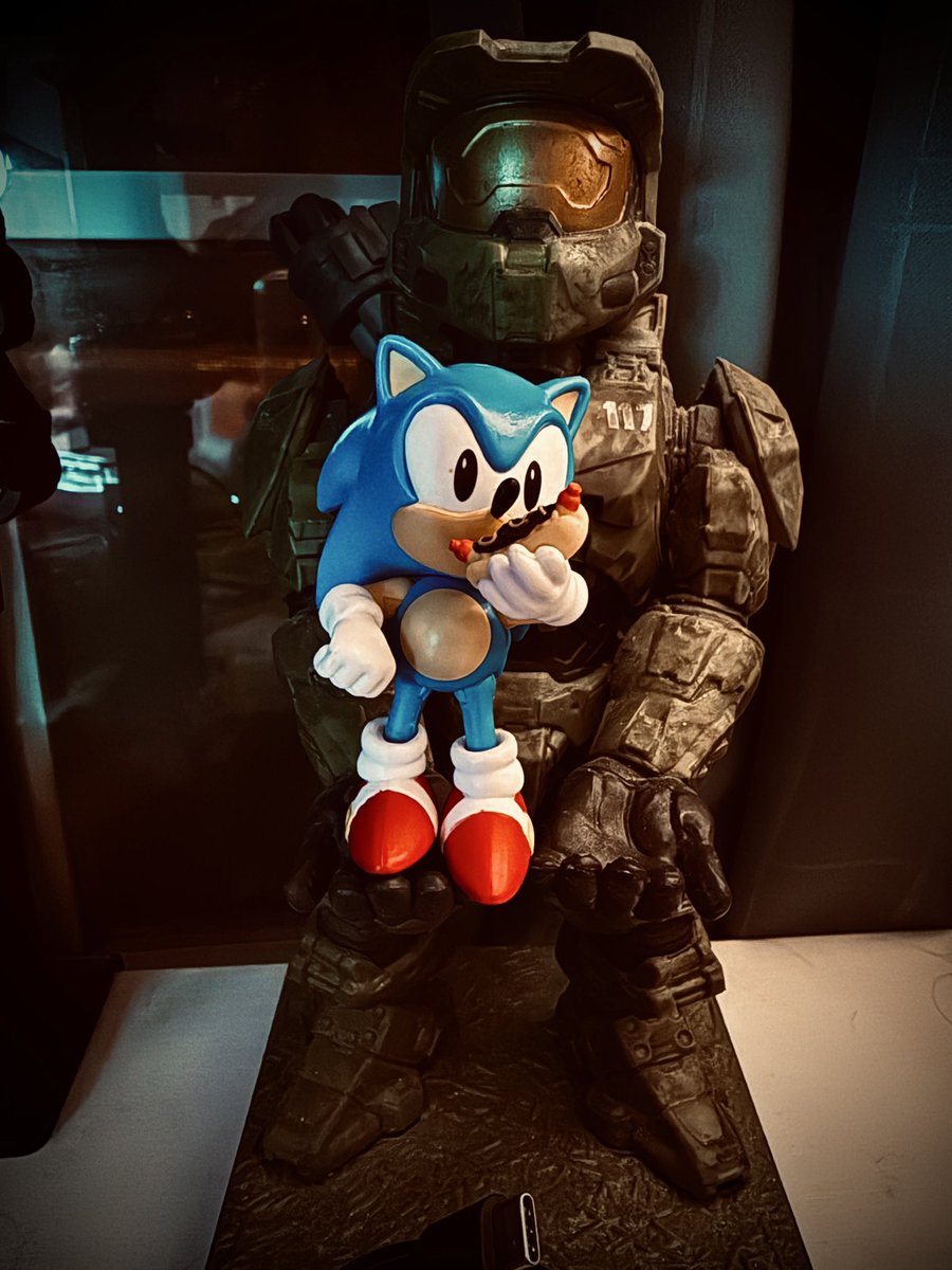 This little sonic figure is probably one of my favorite little gifts I received in Charlotte ❤️❤️