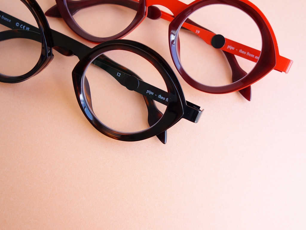 LOYDCLUB's tweet image. 【テオ】Theo eyewear 新作★ "PIPE" 入荷しました！
シュルレアリスムの巨匠 ルネ・マグリット 『偽りの鏡』 からいスピレーションを得た新しいコレクション。フレームのテンプルには作品と同じ『黒い瞳』があしらわれています。ぜひお店でお試しくださいね。　loydclub.hamazo.tv/e10077362.html