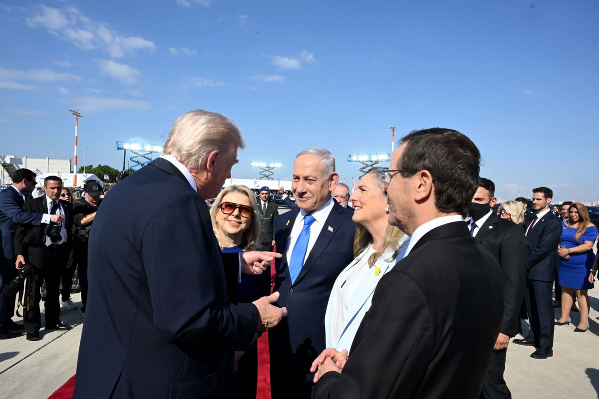 IsraeliPM's tweet photo. Prime Minister Benjamin Netanyahu and his wife Sara, together with President Isaac Herzog and his wife Michal, welcome @POTUS @realDonaldTrump at Ben-Gurion International Airport.  🇮🇱🇺🇸 https://t.co/Ov36z4V0YD
