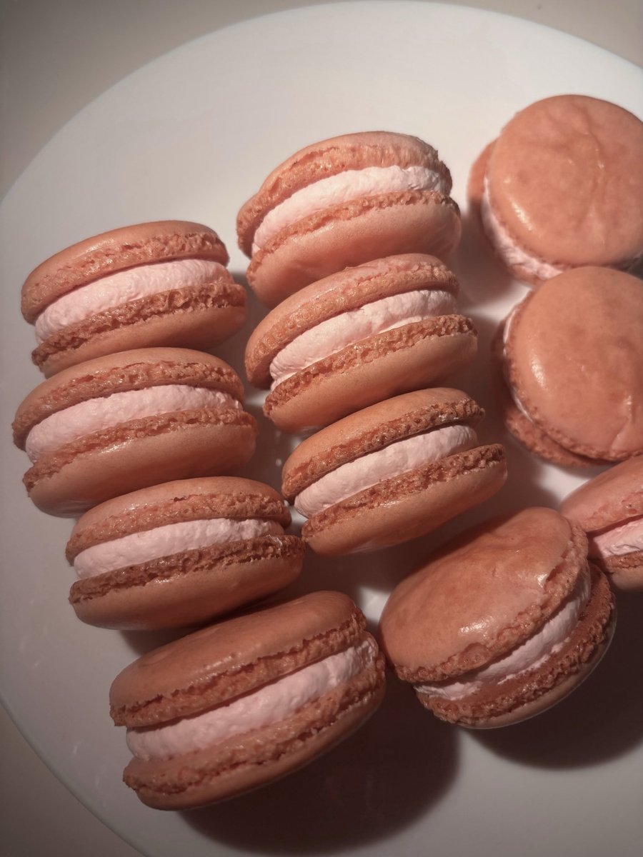 adoremimiii's tweet image. First try making macarons