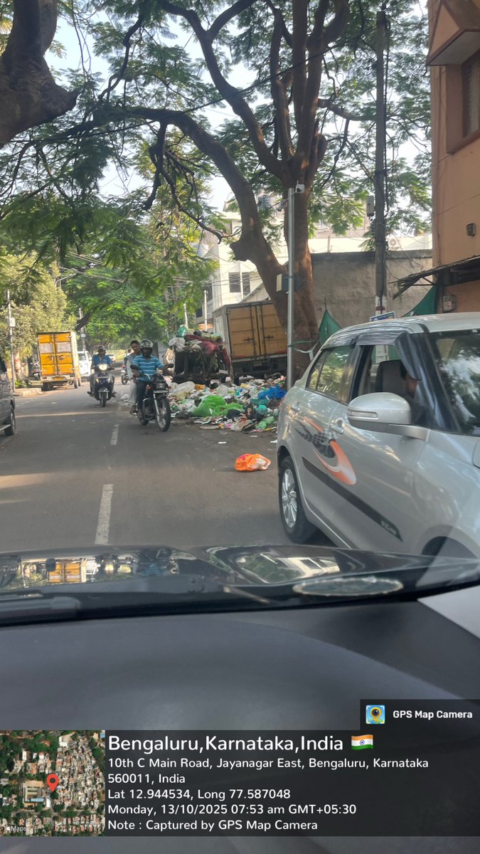 YTKDIndia's tweet image. This is Bengaluru in 2025!
But wait… the Deputy CM says don’t blame the Govt, it’s the Garbage Mafia! 🤡
If mafias are running the city, then what exactly are our Ministers and Officers doing — watching from their SUVs?