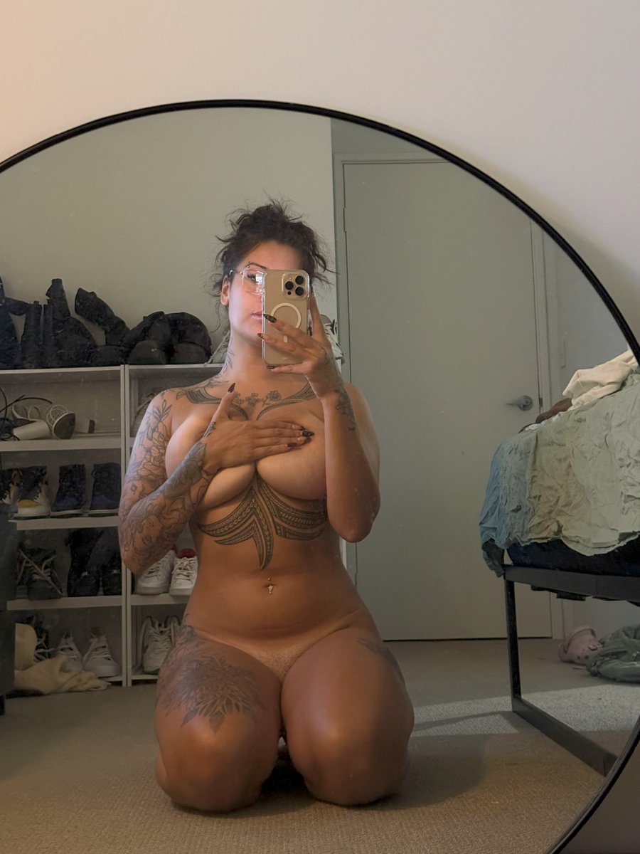 elmo_2301's tweet photo. what will you do, if you see my reflection in the mirror? 🪞😊

#Mirrorshot #Mirrorseductive #seductiveandsweet #tattooed #booby #sexylove #OnlyFans https://t.co/TEpGmIZA0J