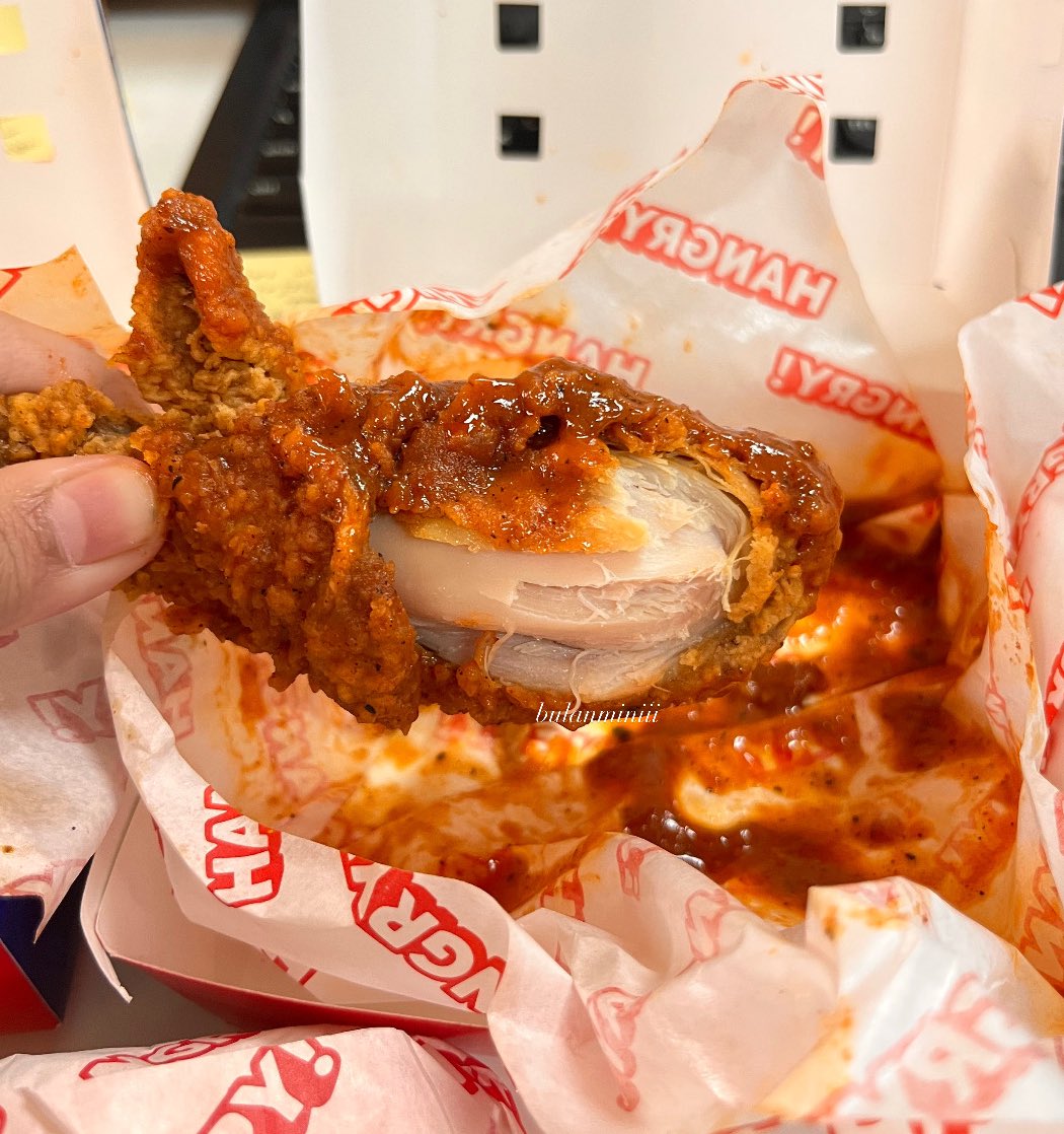 kalo kerjaan lagi ruwet dan mumet obatnya cuma lari ke makanan pedes kyk hot side story iniii!
pedesnya bikin emosi reda 🥵