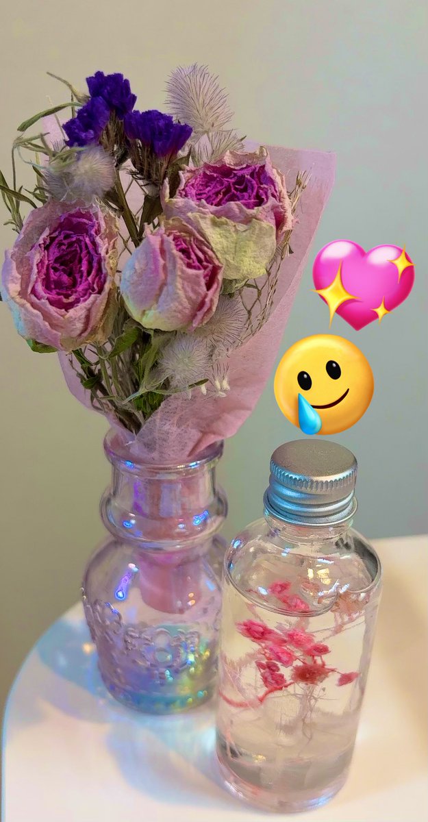 Lu7cod's tweet image. 今日お花屋さんでドライフラワーかわいいね～って見てたら息子がこれママにプレゼントしたいって言って旦那氏にお金もらって1人でレジ行ってプレゼントしてくれた。 母、泣けたよね🥲
小1で男出来上がってる🥲宝物にするね🥲
ありがとう🥹❤️‍🔥！！