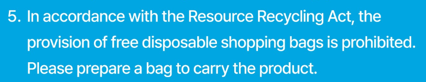 Aus einer südkoreanischen Werbung. 

Aufgrund der Recycling Gesetze ist es verboten Plastiktüten zur Verfügung zu stellen. Bitte bringen Sie eine eigene Tasche mit, um das Produkt zu transportieren. 

So macht man das.

(Und ja, dann ist die Plastiktütenindustrie ruiniert.)