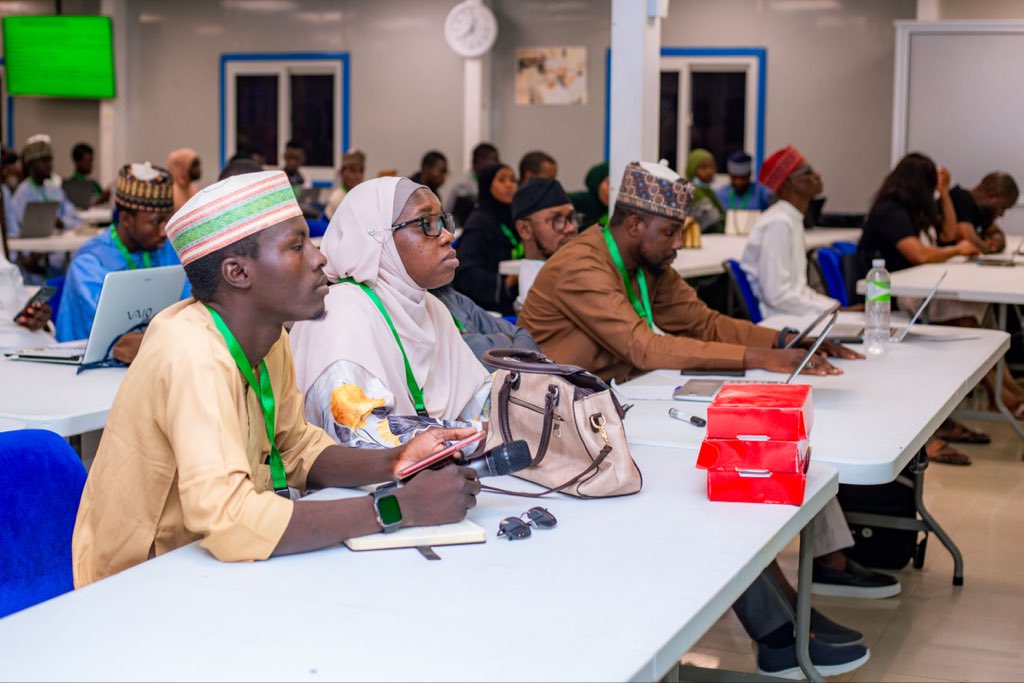 Tech_Guy00's tweet image. this is the time to build solutions, collaborate, and grow together.

Remember  pitch like you’re in Silicon Valley! 

#TechInnovation #KanoStartups #Hackathon #Entrepreneurship #InnovationEcosystem