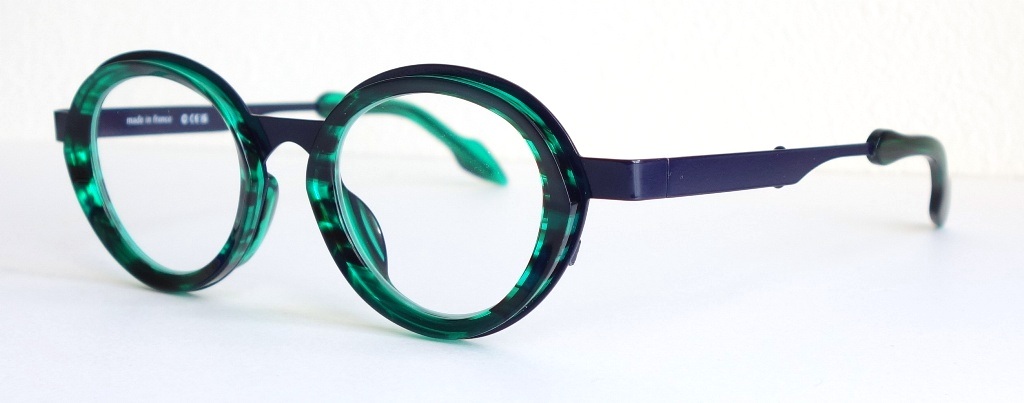 LOYDCLUB's tweet image. 【テオ】Theo eyewear 新作★ "APPLE" 入荷しました！
。シュルレアリスムの巨匠 ルネ・マグリット 『偽りの鏡』 からいスピレーションを得た新しいコレクションです。目の形に馴染みやすいラウンドタイプの "APPLE"。ぜひお店でお試しくださいね。loydclub.hamazo.tv/e10077371.html