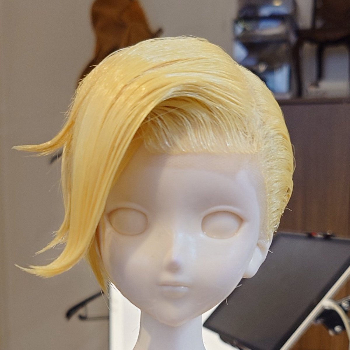 というわけで！
今回もウィッグのあれやこれやをお願いしてまいりました！
今回も再現率がエグい(とても褒めている)
本体到着が来月下旬予定なんで、正式お披露目はそのあたりになります先が長いね！

ウィッグカスタムをお願いしたいってオーナーさんにオススメの美容室ですマジで！

<a href="/Lapincere/">ラピンシア@オタク向け美容室ロップイヤー店長</a> 様