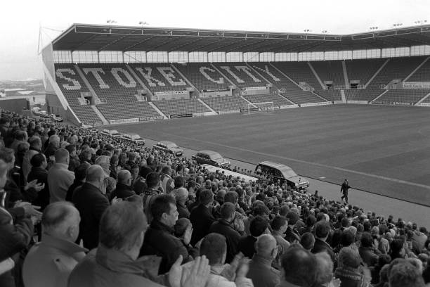 Sir Stan's funeral cortege passes through the Britannia Stadium

📸 Getty Images