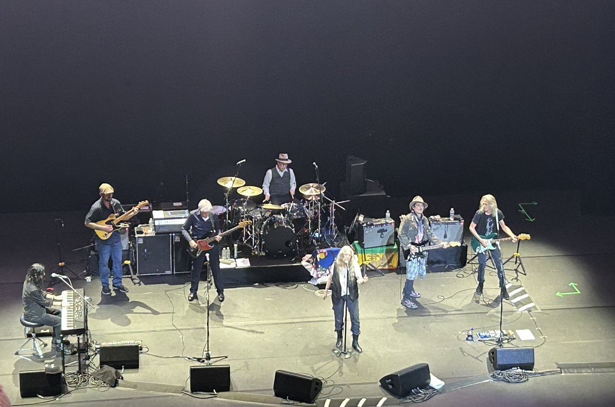 Oh look Patti Smith bought on Johnny Depp to play guitar for the final encore at the Palladium show last night 🥳