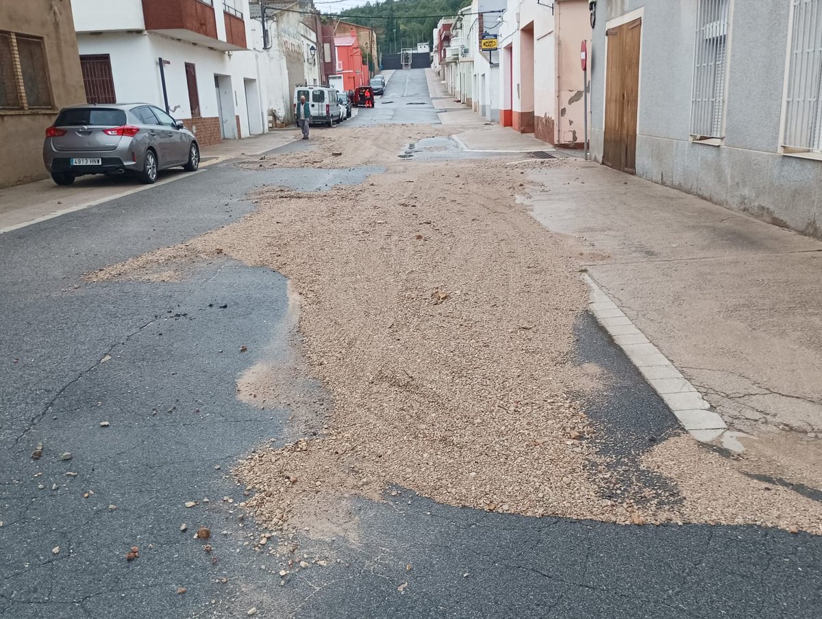 Dipta_cat's tweet photo. 🚧Equips de les brigades de #CarreteresDipta ja estan a #Godall i a #SantaBàrbara per donar suport als municipis en la neteja dels carrers i vies afectades pels aiguats.  
#Montsià https://t.co/FcEdaSiaaW