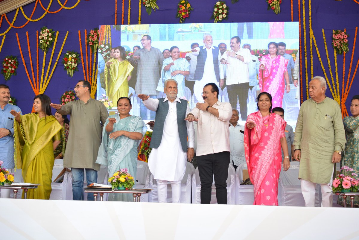 smartcityrajkot's tweet photo. રાજકોટ મહાનગરપાલિકા દ્વારા “શહેરી વિકાસ વર્ષ ૨૦૨૫”ની ઉજવણીના કાર્યક્રમમાં વિકસિત ભારત પ્રતિજ્ઞાના શપથ લીધા હતા.

#SwachhRajkot
#18Steps
#SHS2025
#Swachhotsav
#SwabhavSwachhta
#SanskaarSwachhta
#SwachhtaHiSeva2025
#urbendevelopment2025
#UDY2025
#24YearsOfSeva
#VikasSaptah2025 https://t.co/a6Ab9q0paE