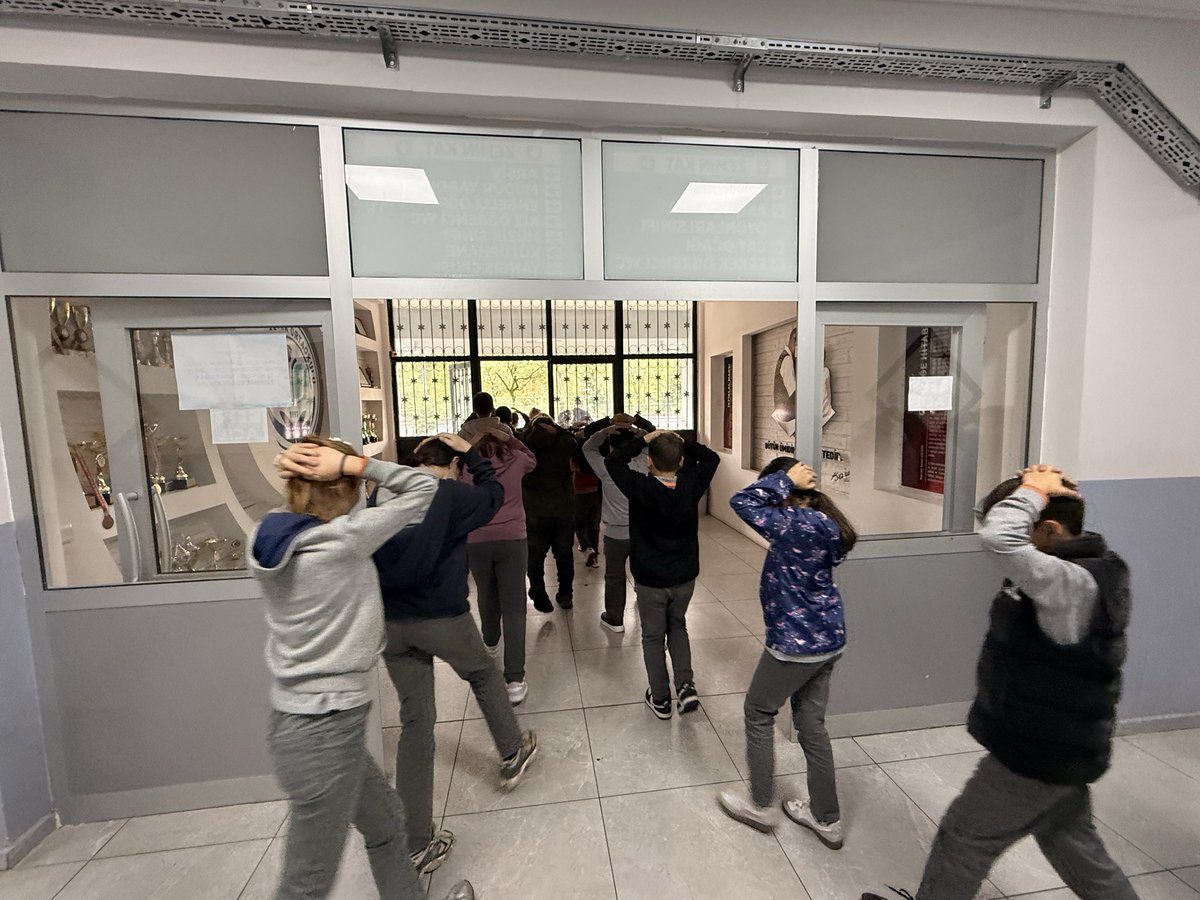 Deprem Tatbikatı – Hazırlıklı Olmak Hayat Kurtarır!

Öğrencilerimiz “Çök–Kapan–Tutun” hareketiyle deprem tatbikatını başarıyla tamamladı 👏
#AfetlereVeDayanıklılığaHazır #AfetVeDayanıklılıkAyı #EvimAfeteHazır #HazırsanPaylaş <a href="/cevatcevik67/">Cevat Çevik</a> <a href="/turansezgin67/">Sezgin Turan</a>