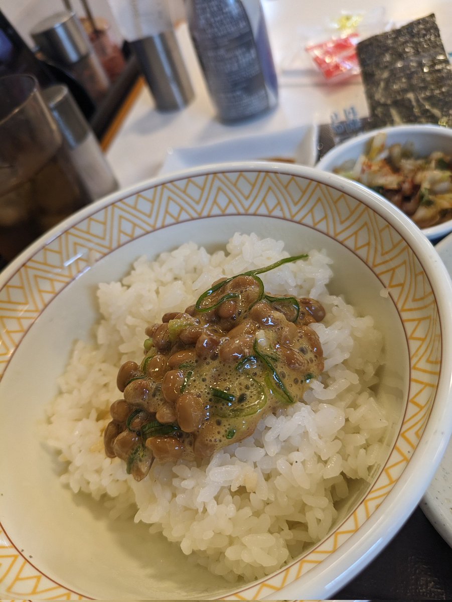 今朝のすき家朝めし
知り合いに会って、up忘れとった
納豆ベーコン定食
あさり汁変更😁
ポイントで😁食べたよ
#すき家
#納豆家族
#ハンバーガーボーイズ