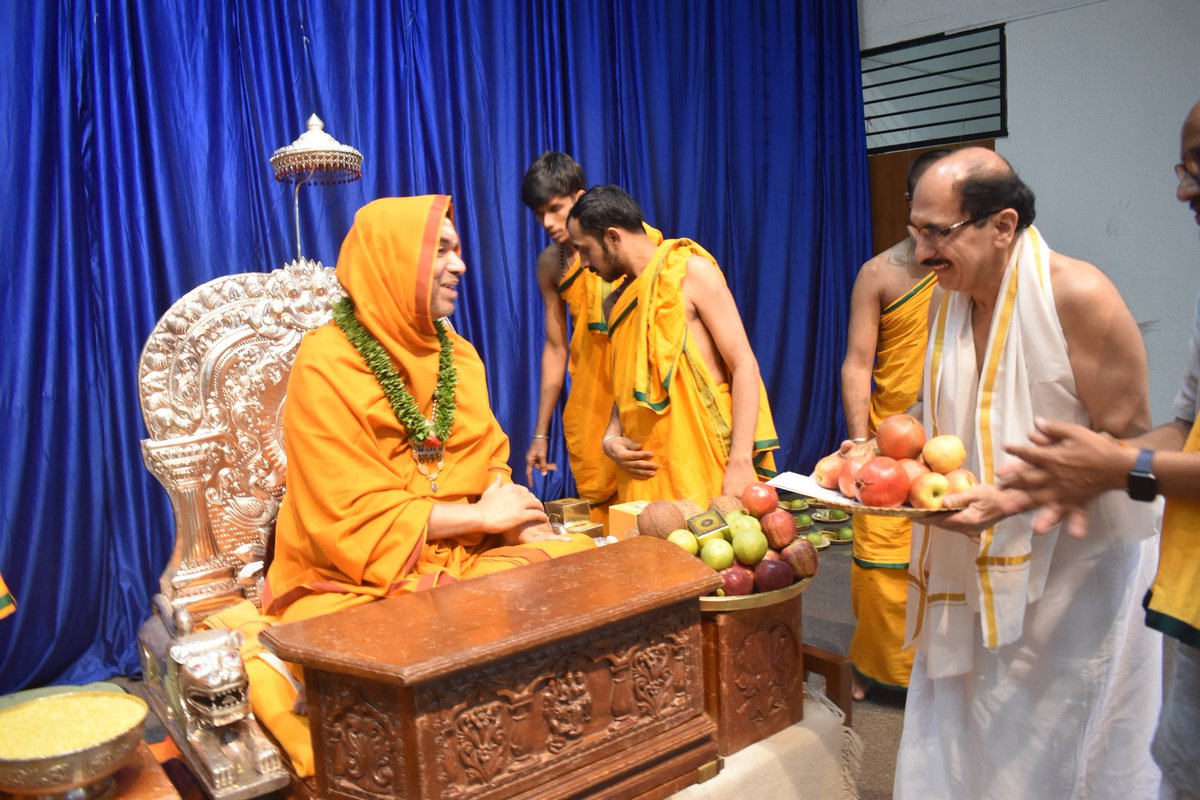 ಕರ್ನಾಟಕ ಬ್ಯಾಂಕ್‌ನ ನೂತನ ಮುಖ್ಯ ಕಾರ್ಯನಿರ್ವಹಣಾಧಿಕಾರಿಗಳಾಗಿ ನಿಯುಕ್ತರಾದ ಶ್ರೀ ಬಿ.ಎಸ್.ರಾಜ ಇವರು ಬೆಂಗಳೂರಿನ ಗಿರಿನಗರದಲ್ಲಿರುವ ಶ್ರೀಮಠದ ಶಾಖೆ ಶ್ರೀರಾಮಾಶ್ರಮದಲ್ಲಿ ಶ್ರೀಸಂಸ್ಥಾನದವರನ್ನು ಭೇಟಿಯಾಗಿ ಆಶೀರ್ವಾದವನ್ನು ಪಡೆದ ಕ್ಷಣಗಳು

12-10-2025