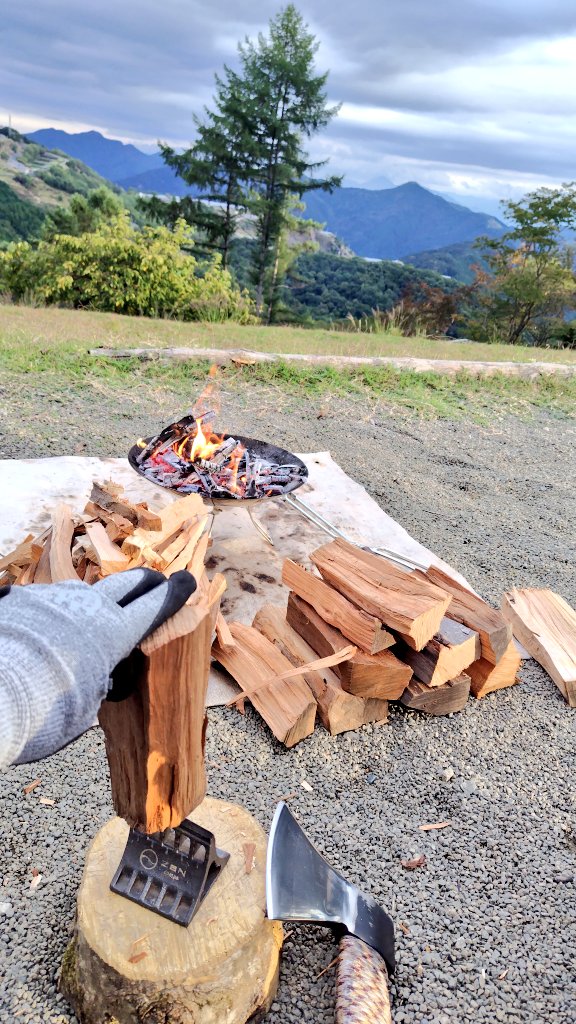 現実逃避ちゅう♪
今日はキャンプ場が貸し切り♪管理人さんも帰りました。山奥でボッチ状態これはいい！深夜鹿と触れ合うぞー🦌
やっぱり薪の長さをハンディソーで半分にすると便利！単純に薪割りが倍になるけど楽しい♪恨みつらみを込めながらな斧を振り下ろしてストレス解消できるし！…ヤバイね😽
