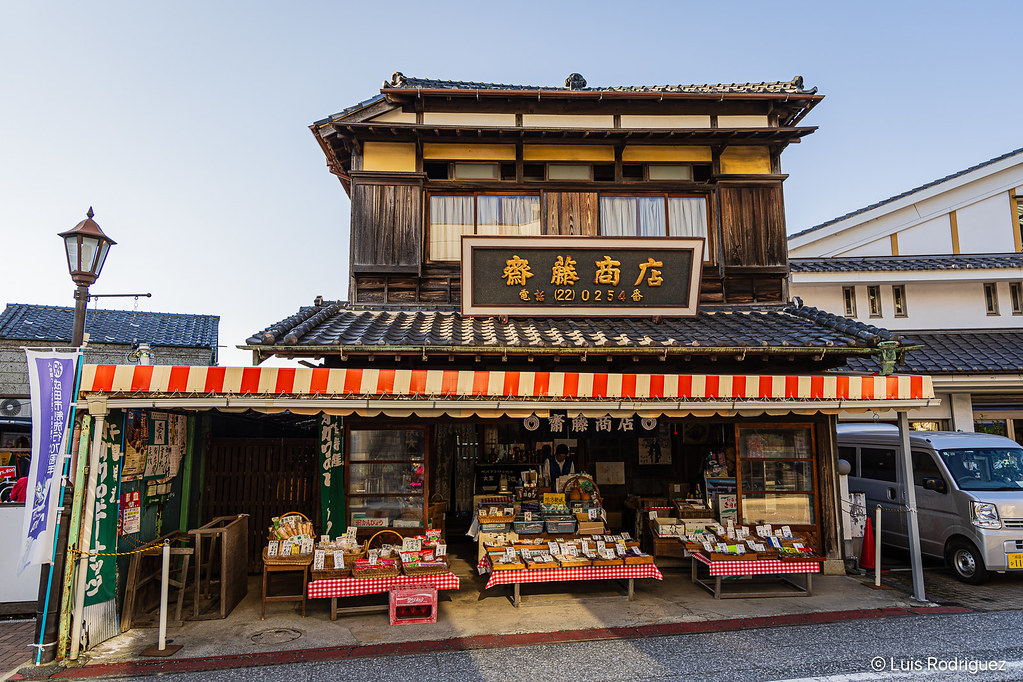 Japonismo's tweet photo. La ciudad de Narita se encuentra a pocos minutos del aeropuerto de Narita, pero conserva el encanto de un pueblo tradicional surgido alrededor de un templo, en este caso, del imponente Naritasan Shinshoji, ¡una preciosidad de lugar! https://t.co/qHYNaDF4BL https://t.co/S19uuSjqp5