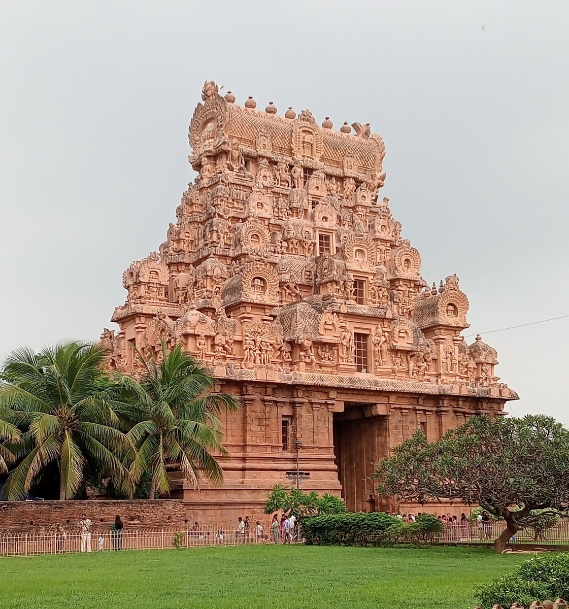 StructBioinfo's tweet image. Art has the therapeutic effect of a much needed detox from mundanity. Languishing among Chola and Maratha periods on a Sunday. Feet are sore but in a good way.