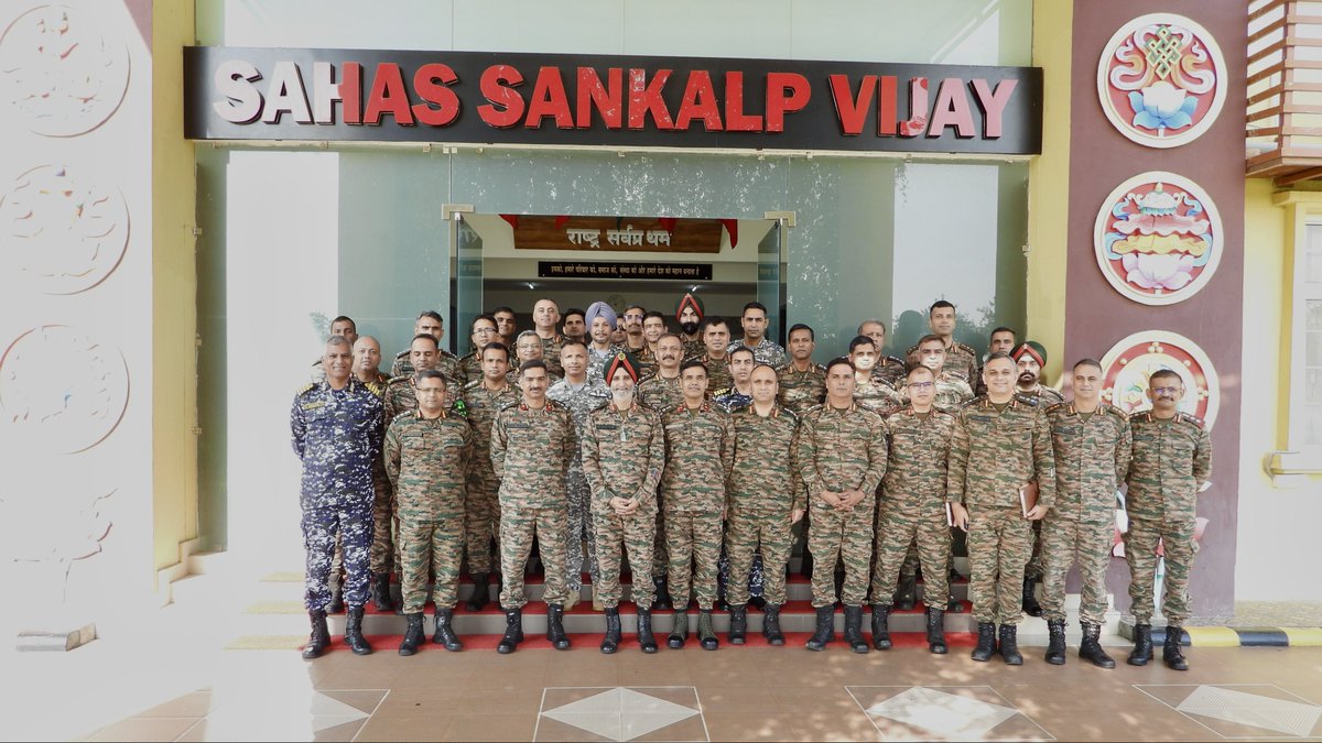 GajrajCorps_IA's tweet photo. *Bridging Leadership & Strategy | #HigherCommandCourse - 54 Visit*
Officers undergoing the prestigious Higher Command Course visited Tezpur and Misamari. They were briefed on operational & logistics nuances of #GajrajCorps. Lt Gen Gambhir Singh, AVSM, YSM, GOC, Gajraj Corps, addressed officers on the prevailing operational security scenario & emerging future contours. The session concluded after an engaging, interactive professional discussion.
प्रतिष्ठित हायर कमांड कोर्स कर रहे अधिकारी तेजपुर और मिसामारी गए। वहाँ उन्हें गजराज कोर की ऑपरेशनल और लॉजिस्टिक जानकारी दी गई।
लेफ्टिनेंट जनरल गम्भीर सिंह, एवीएसएम, वाईएसएम, जीओसी, गजराज कोर ने अधिकारियों को मौजूदा सुरक्षा स्थिति और आने वाले समय की चुनौतियों के बारे में बताया। सत्र का अंत एक रोचक और संवादात्मक प्रोफेशनल चर्चा के साथ हुआ।
#MilitaryStrategy
#IndianArmy
@adgpi
@easterncomd
@HQ_IDS_India
@DefenceMinIndia
@SpokespersonMoD