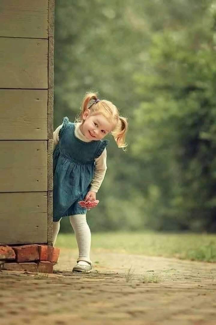 " كل شيء يمكن أن نُعلمه لأطفالنا ،، 
  إلا نقاء القلوب ،، وإغلاق صفحة الأمس ،، 
  فإنه نحن مَن يجب أن نتعلمه منهم ✋💚

#صباح_الخير