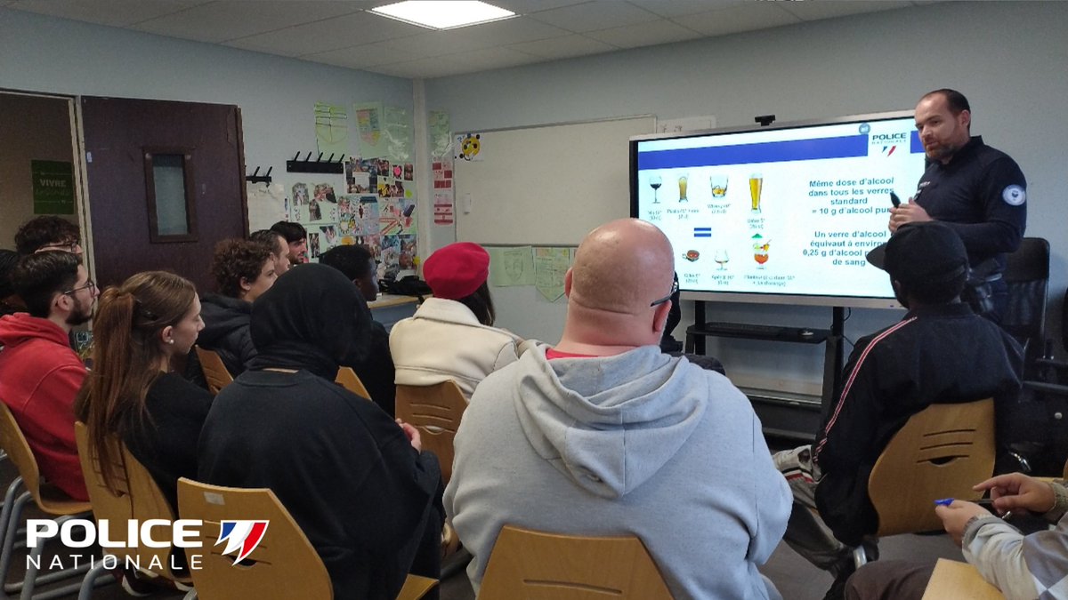 #Prévention|La #PoliceNationale était présente en fin de semaine à #Évreux, dans les locaux du dispositif #Avenir porté par la Région de Normandie. Séance de prévention constructif sur les drogues et les conduites addictives. #Protéger, le plus beau des métiers.
#PolicePopulation