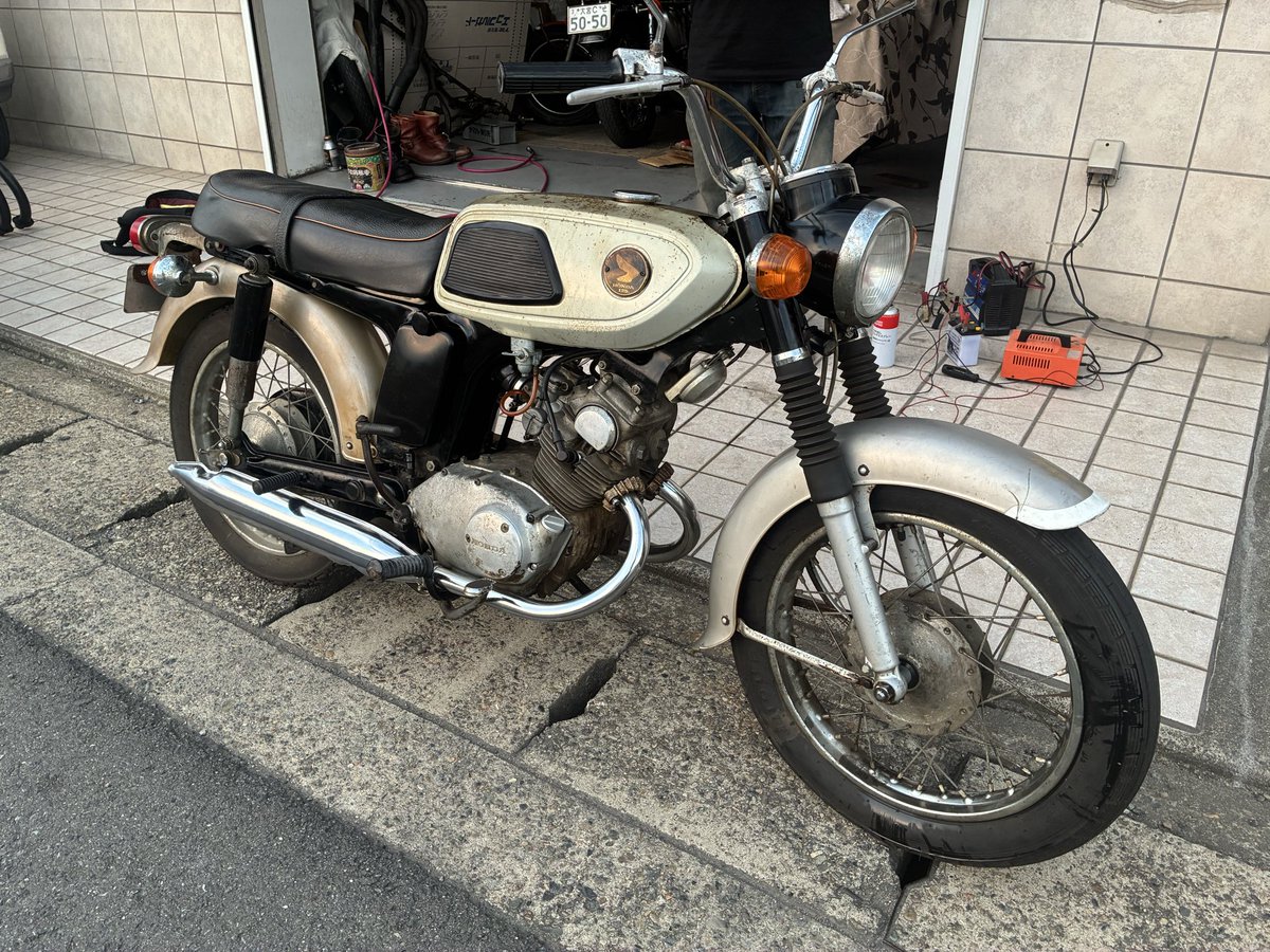 ZUN_CB750's tweet photo. いつ見てもダサいようでカッコいいんだよなぁ。
バッテリー繋いでガス入れて普通にうごいた。なにこれ怖い😱
#CS125 https://t.co/NJdZi9ahea
