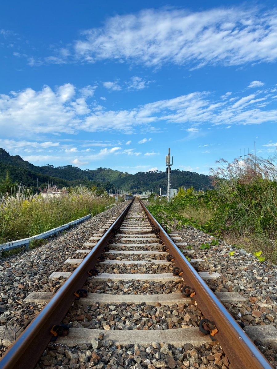 🍁
各駅停車で
のんびりと
紅葉はこれから
冬はこたつ列車が楽しみ✨️
#三陸鉄道 🌊⋤⋥⋤⋧ｶﾞﾀﾝｺﾞﾄﾝ…