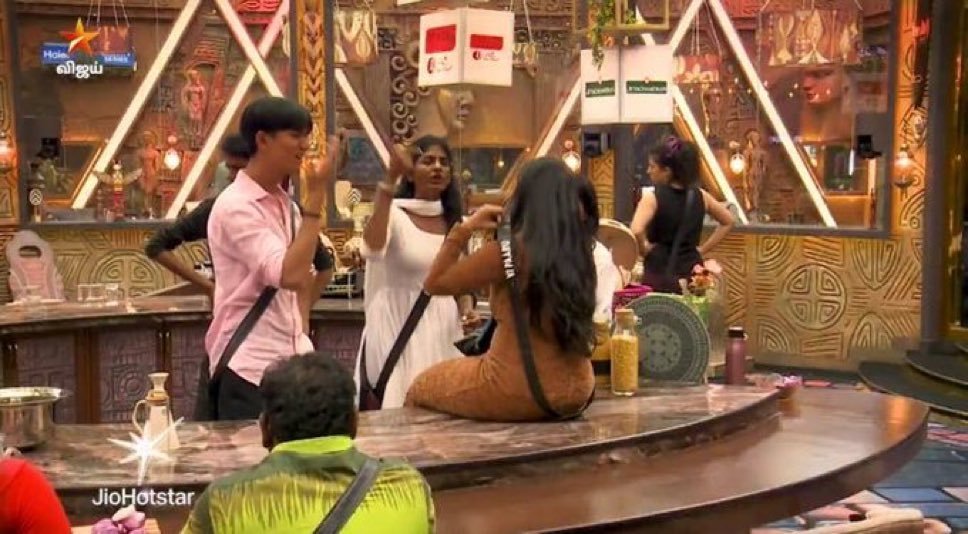 n_krish389's tweet photo. Uppula soru potu content kuduthathu entertainment na.
I don't see anything wrong with what #Paaru is doing.
Wtv, happy Kani's face is coming out.

#BiggBossTamilSeason9 
#kanithiru 
#VJParvathy https://t.co/QPKCVRNutr