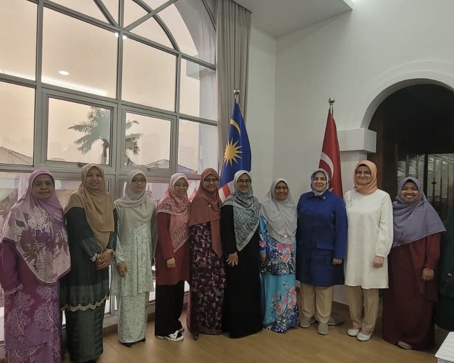 📍Malezya | Kuala Lumpur

Malezya’nın köklü sivil toplum kuruluşlarından ABIM HELWA ve SALWA kuruluşlarının kadın yöneticileriyle bir araya geldik.

Savaşın sona erdiği Gazze’de, kadınlar ve çocuklara yönelik yürütülebilecek insani yardım ve yeniden inşa çalışmalarını; bu süreçte