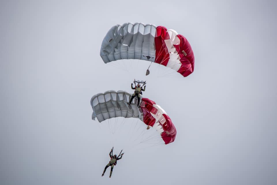 🪂 No 14. līdz 19.oktobrim no plkst.9.00 līdz 21.00 virs Latgales norisināsies izpletņlēcēju apmācības.
Aicinām iedzīvotājus būt saprotošiem!

<a href="/Latvijas_armija/">NBS</a>