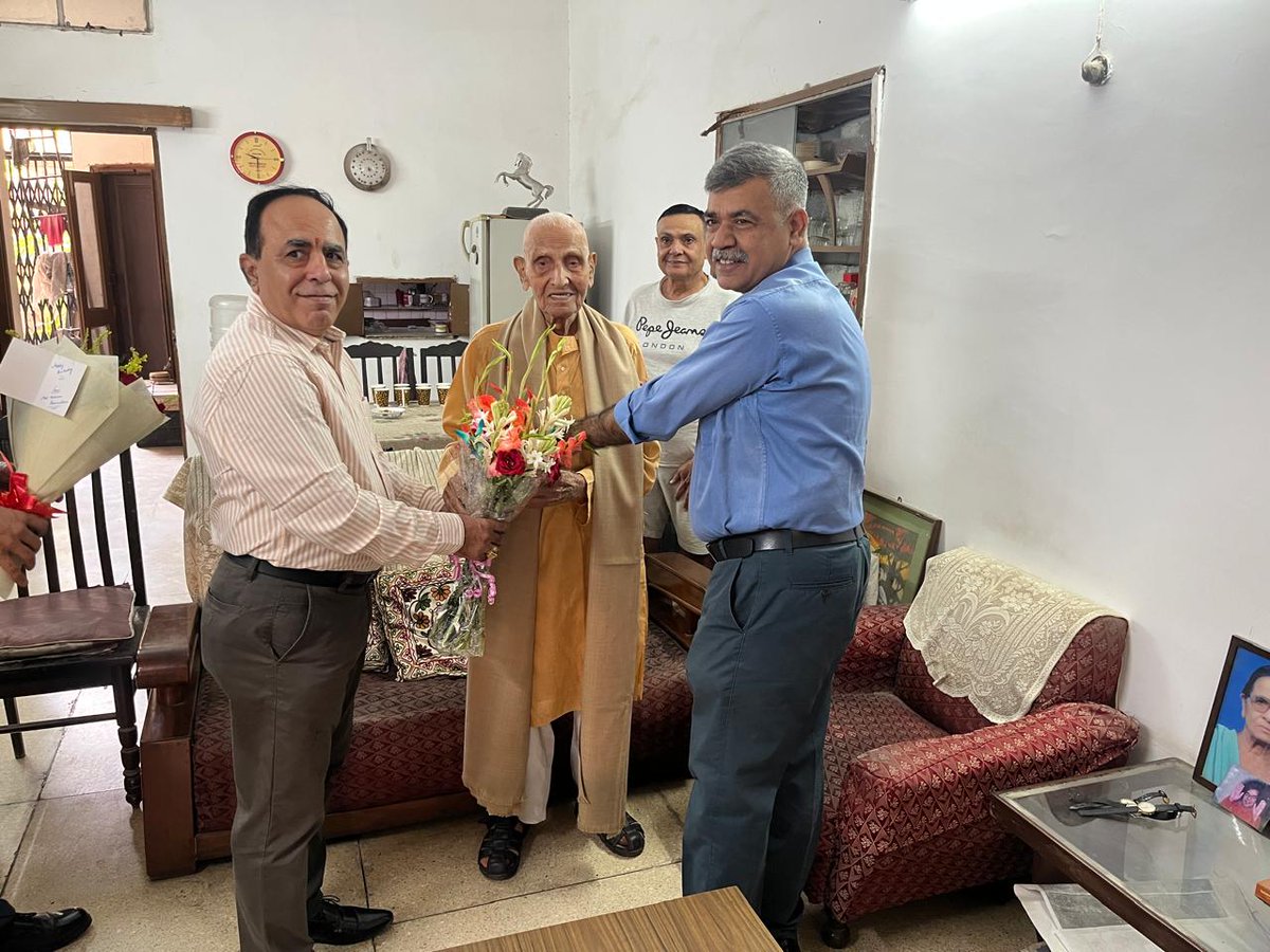 AirForceAssoci1's tweet photo. Sqn Ldr Ved Prakash (Retd) who has completed 100yrs of milestone on 10 Oct 25. Gp Capt A Kapur (Retd) Secretary, HFL NK Chhabra (Retd) Jt Secy from AFA and Gp Capt Prabodh Shukla (Met) and JWO Nitin Kumar from IAF visited his residence and greeted him on his 100th birthday. https://t.co/Dc1hsyCEDJ